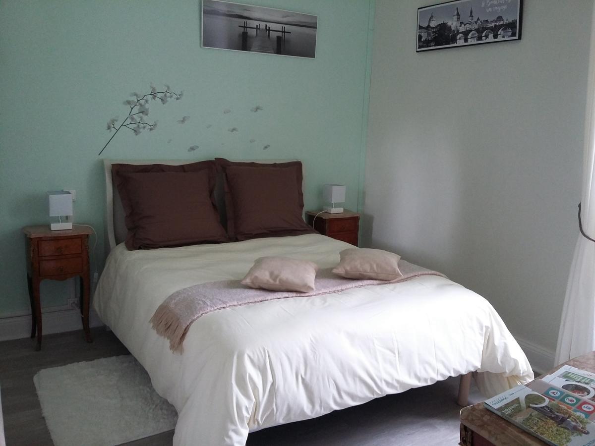 Logis Des Bessons Bed & Breakfast Migron Exterior photo